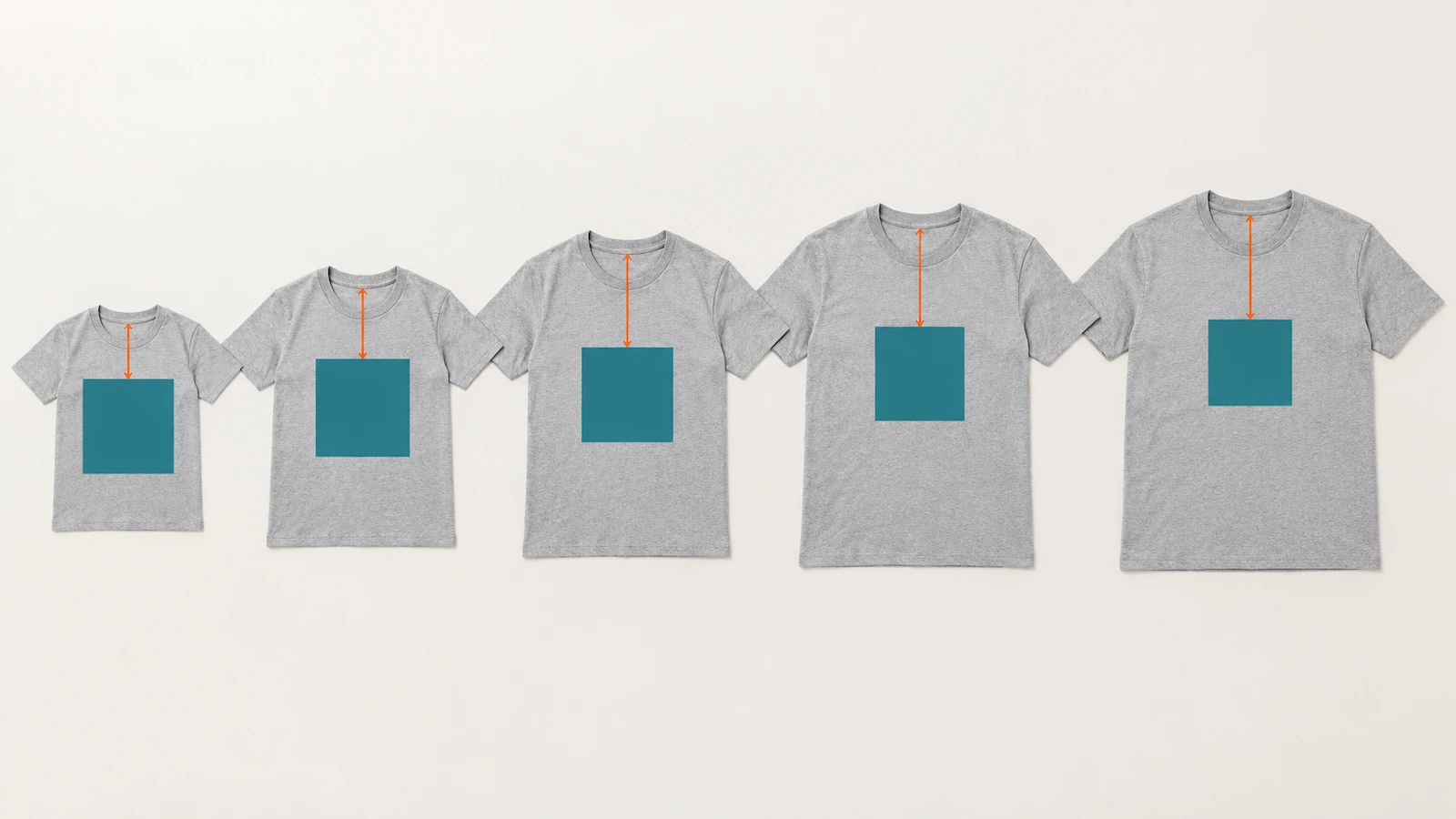 小から特大まで畳んだTシャツが並び、同じ大きさのプリントブロックを配置。襟ぐりの縫い目からの距離を測る矢印